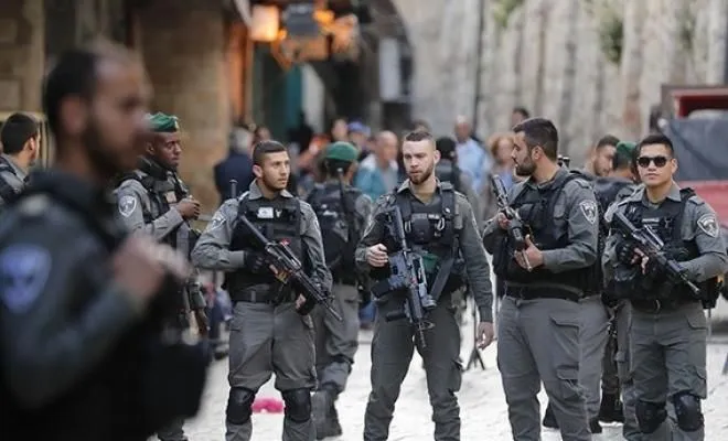 الاحتلال يعتقل مواطنة ونجلها من باحات “الأقصى”